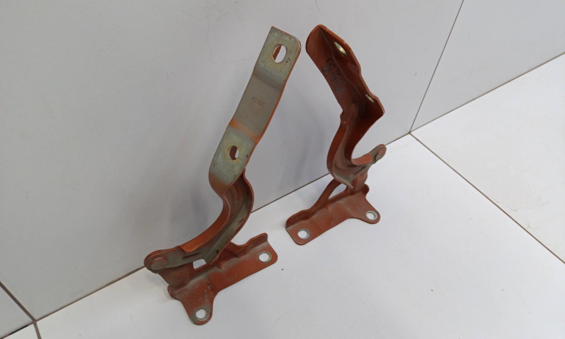 Петля капота