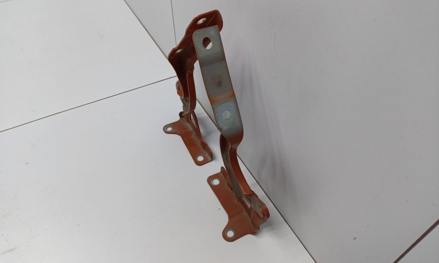 Петля капота