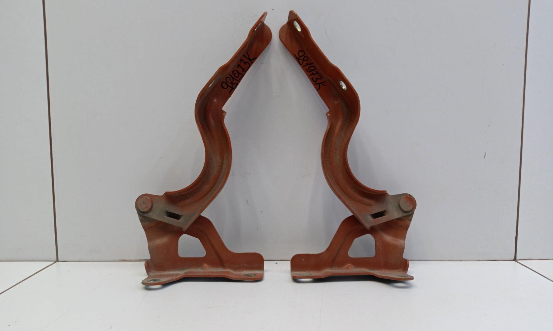 Петля капота