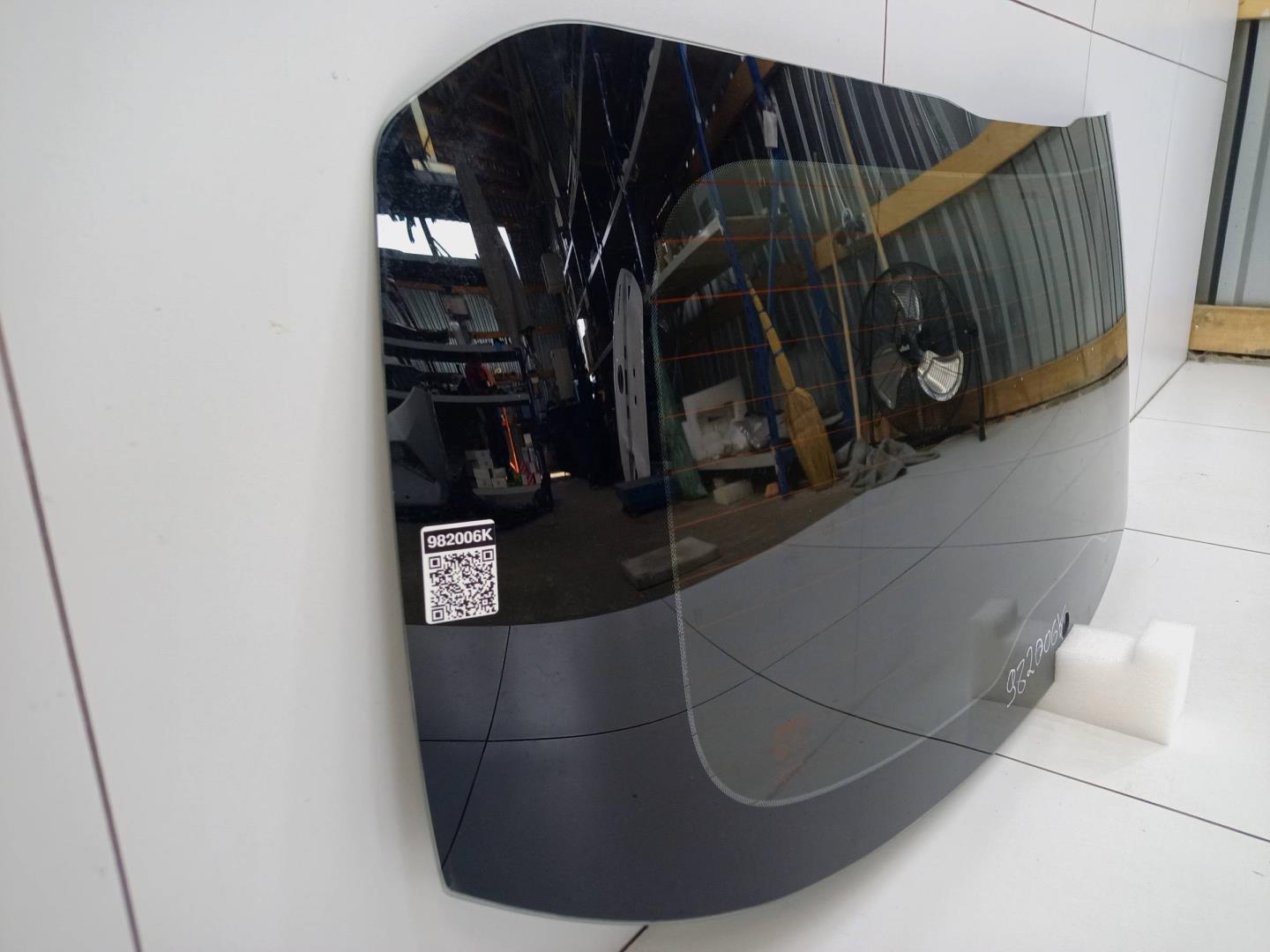 Стекло двери багажника