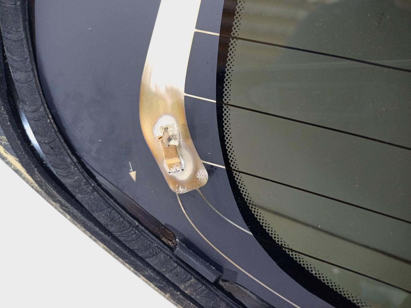 Стекло двери багажника