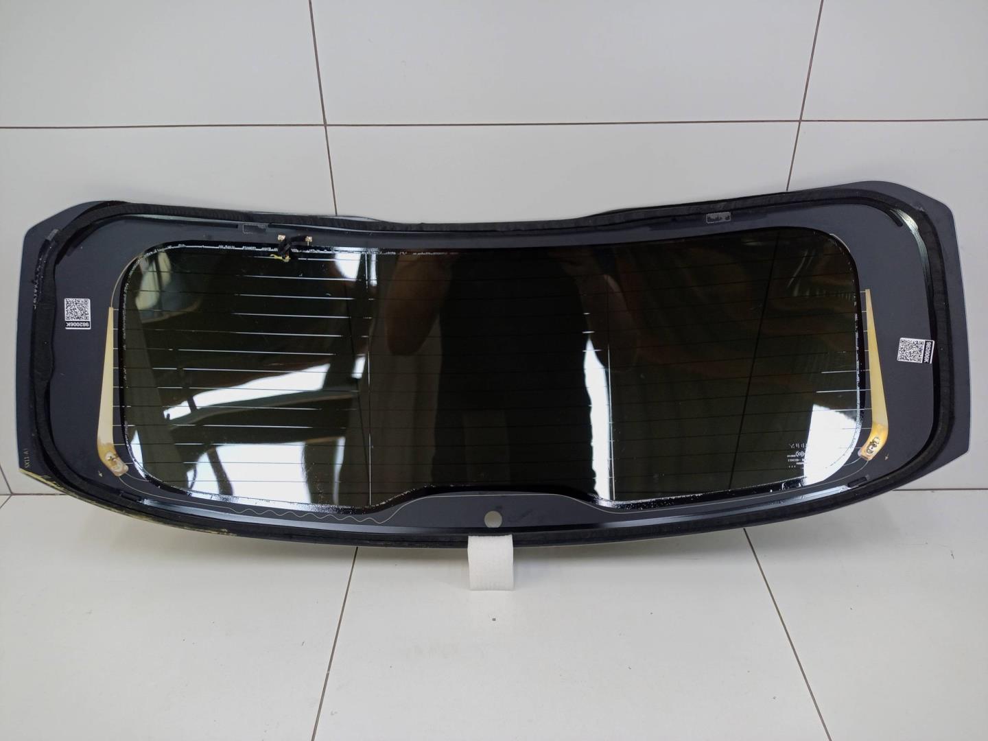 Стекло двери багажника