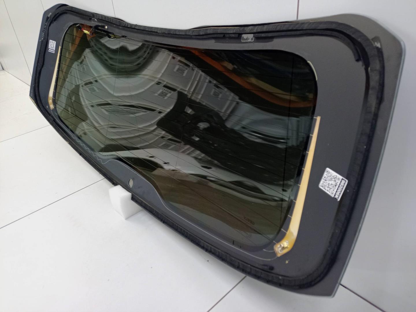 Стекло двери багажника