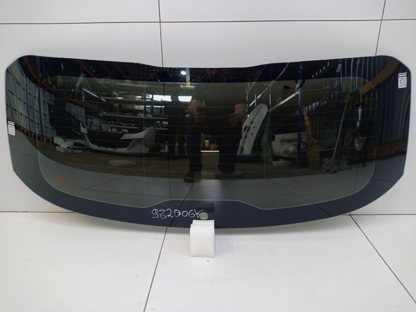 Стекло двери багажника