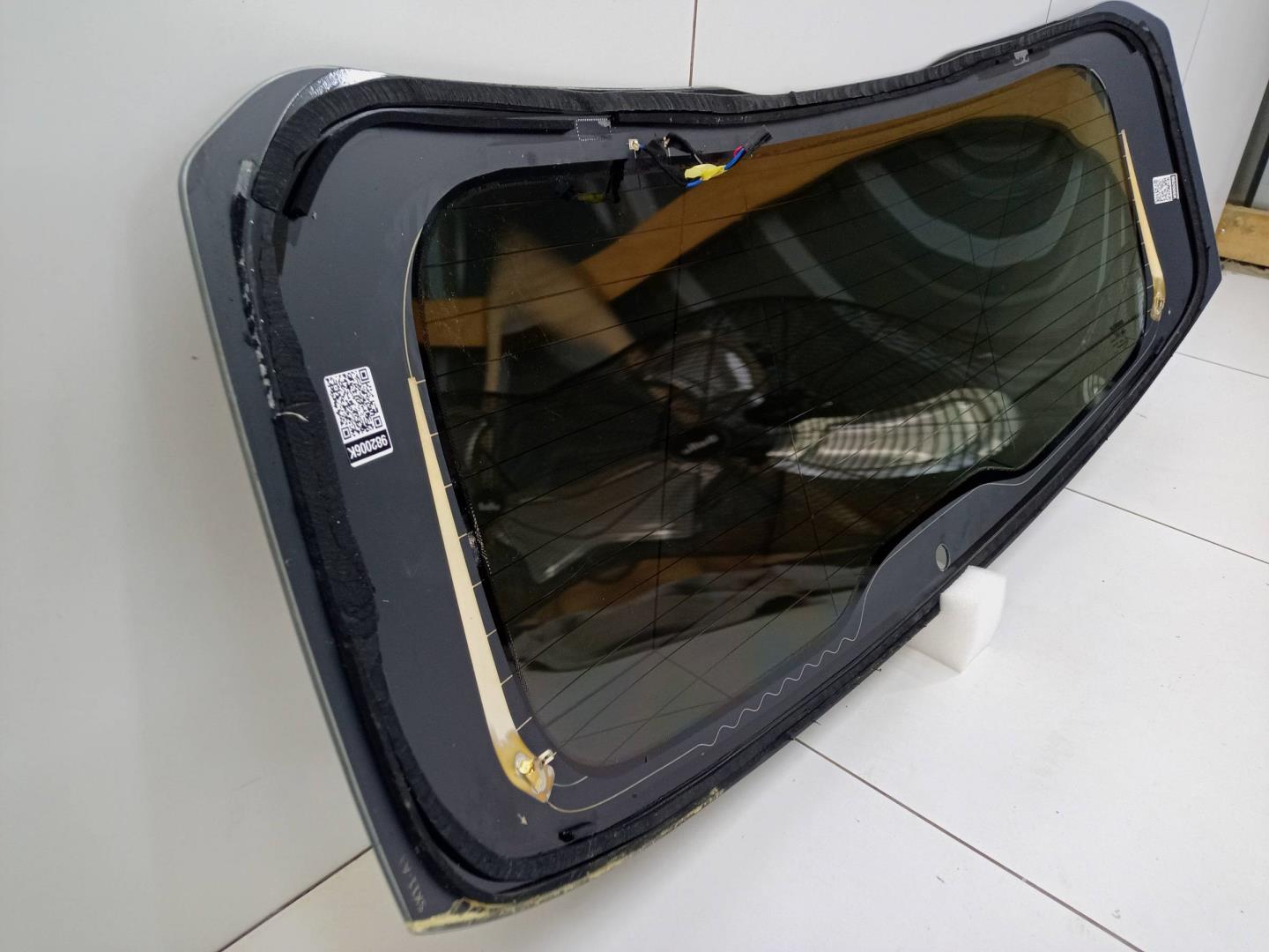 Стекло двери багажника