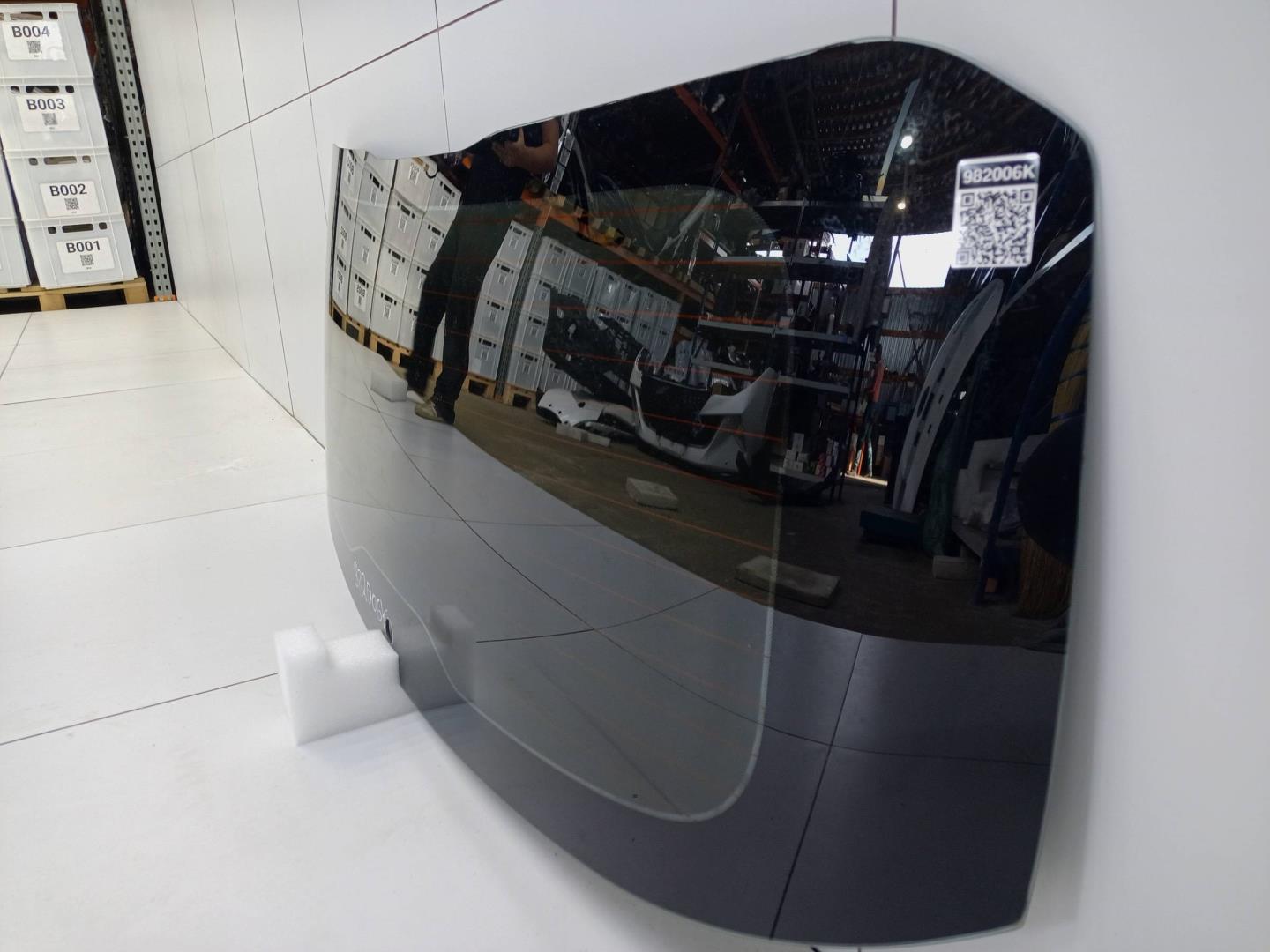 Стекло двери багажника