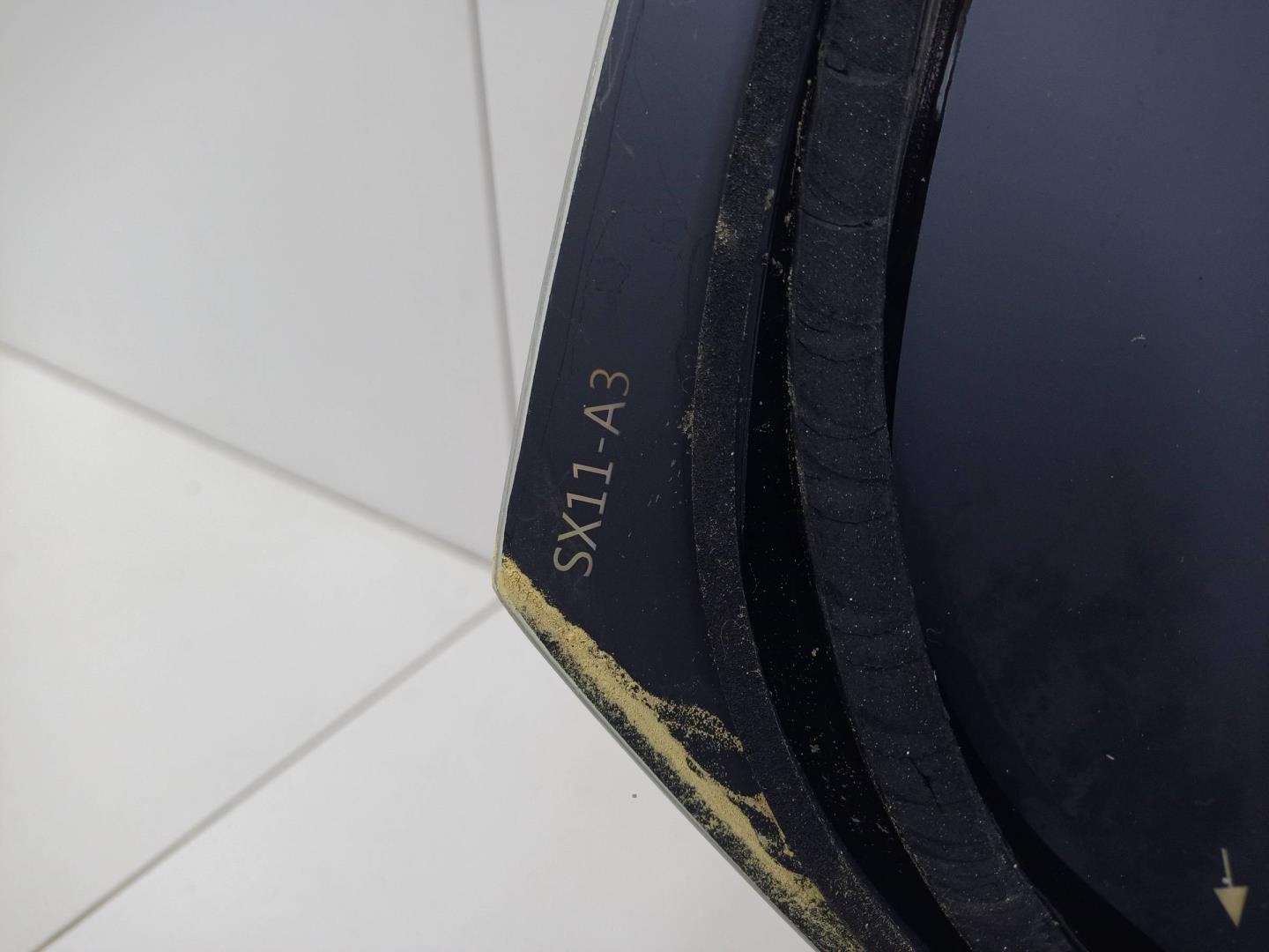 Стекло двери багажника