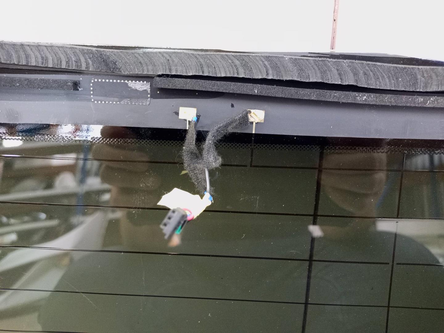 Стекло двери багажника