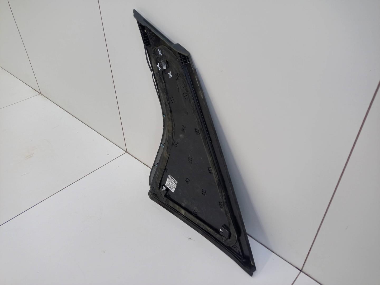 Стекло кузовное глухое левое