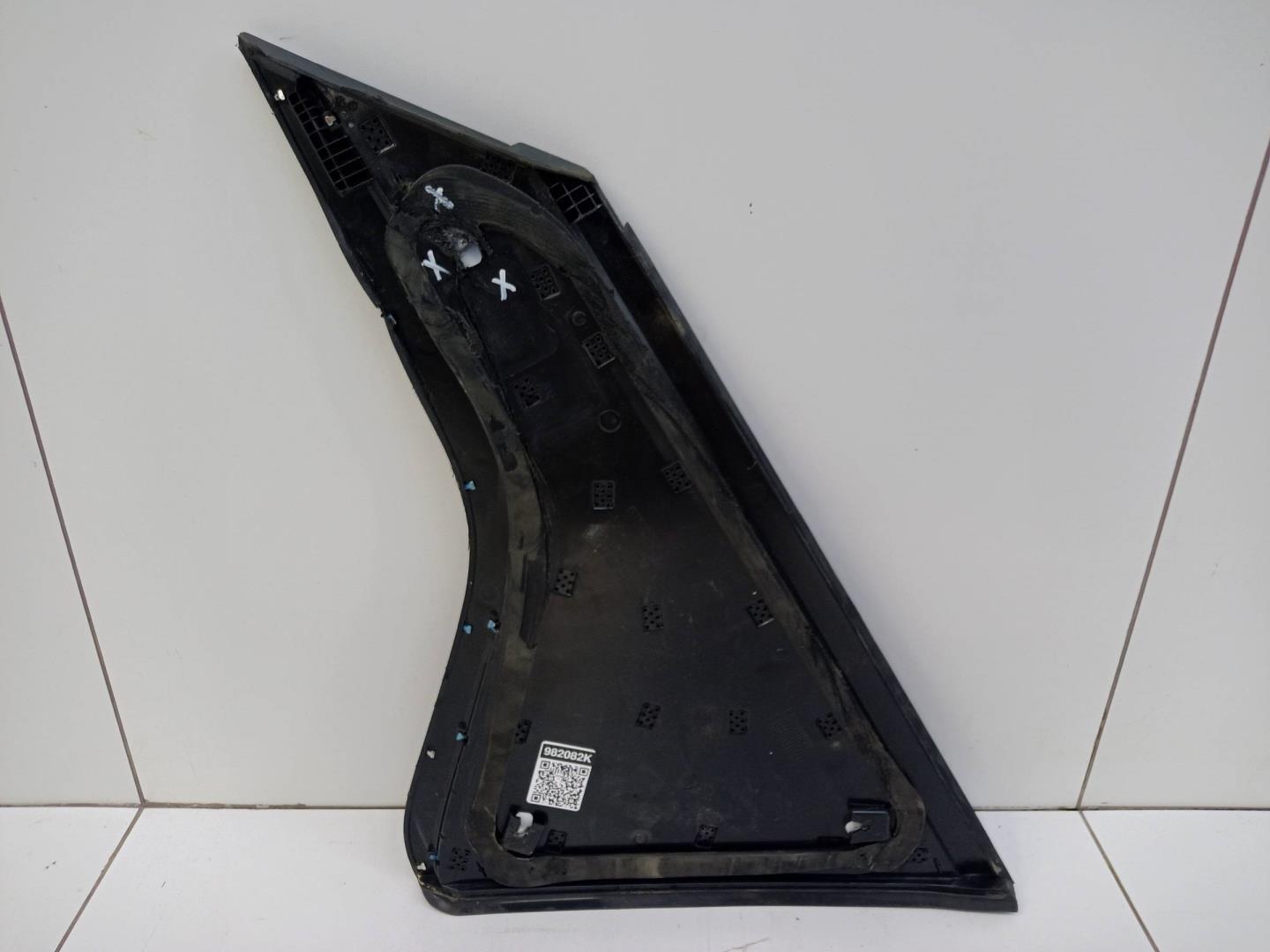 Стекло кузовное глухое левое