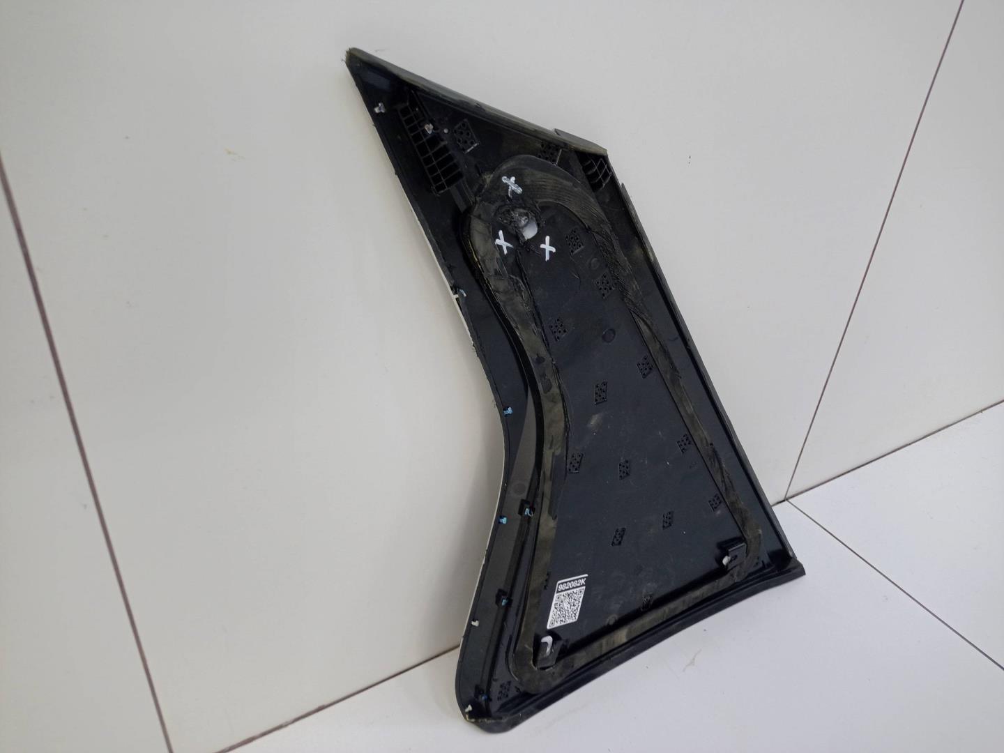 Стекло кузовное глухое левое