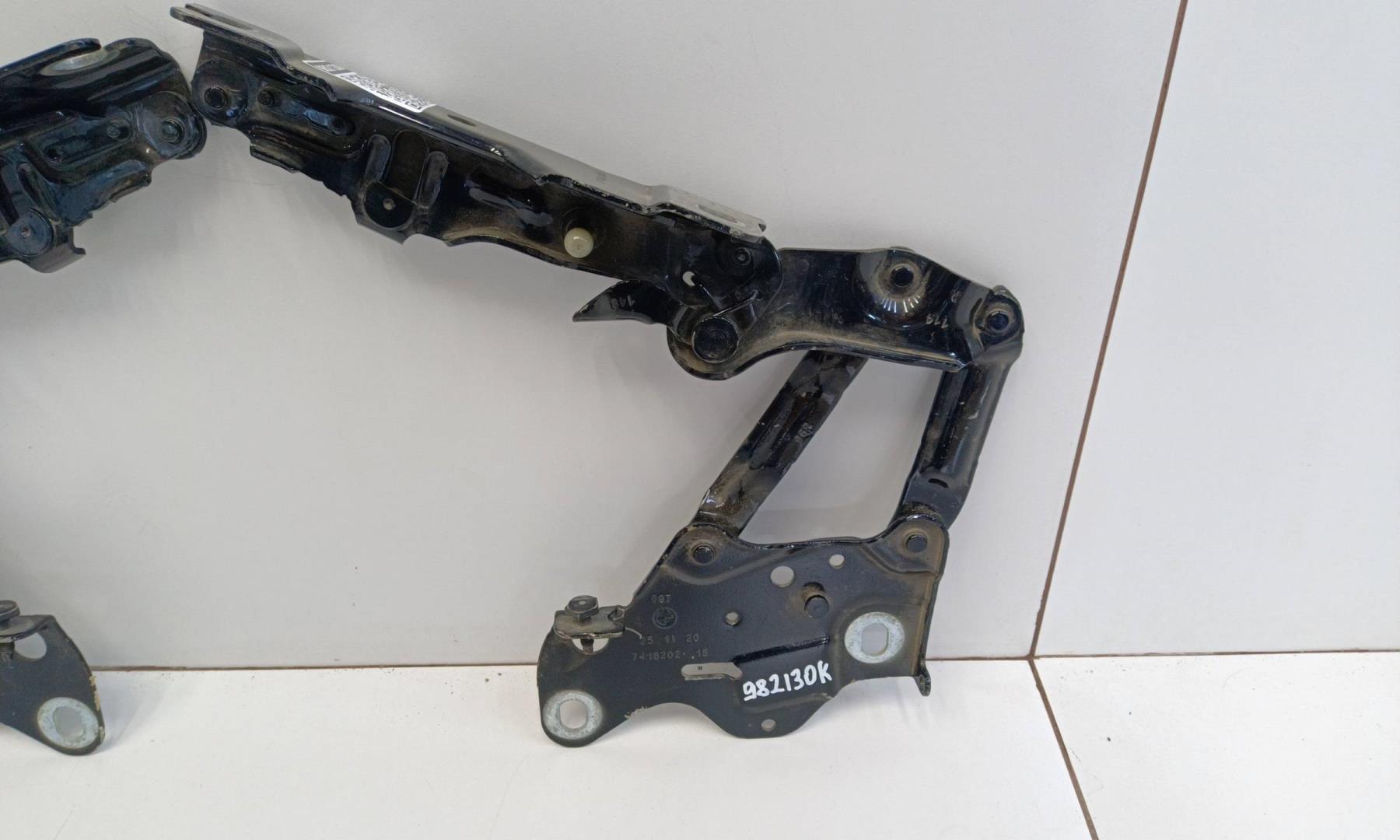 Петля капота