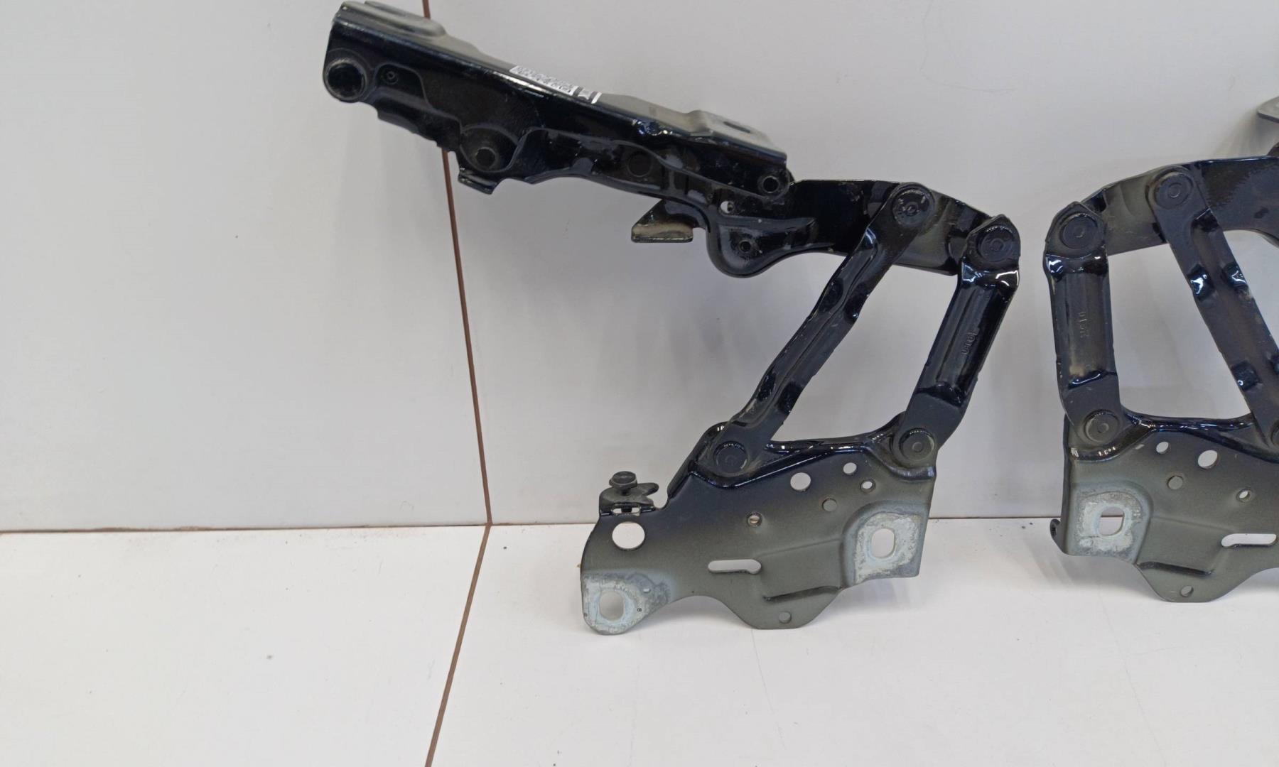 Петля капота