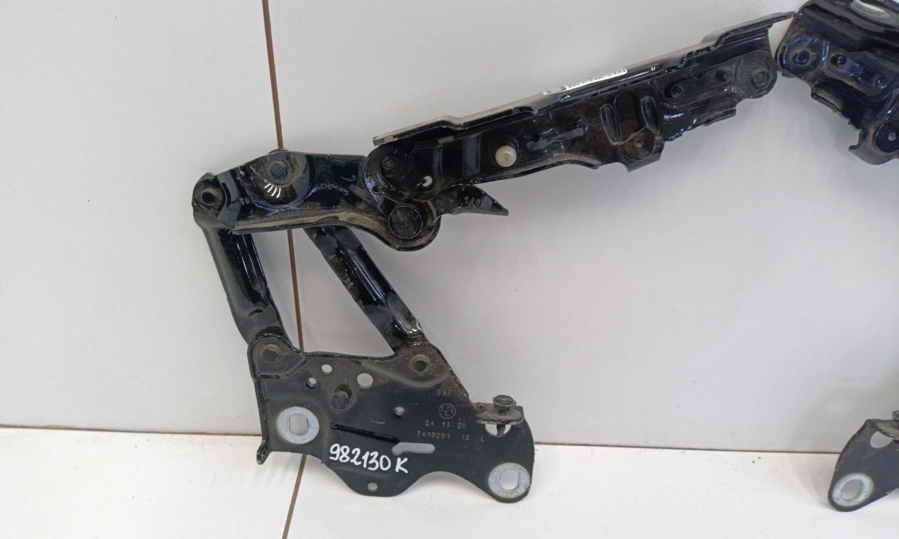 Петля капота