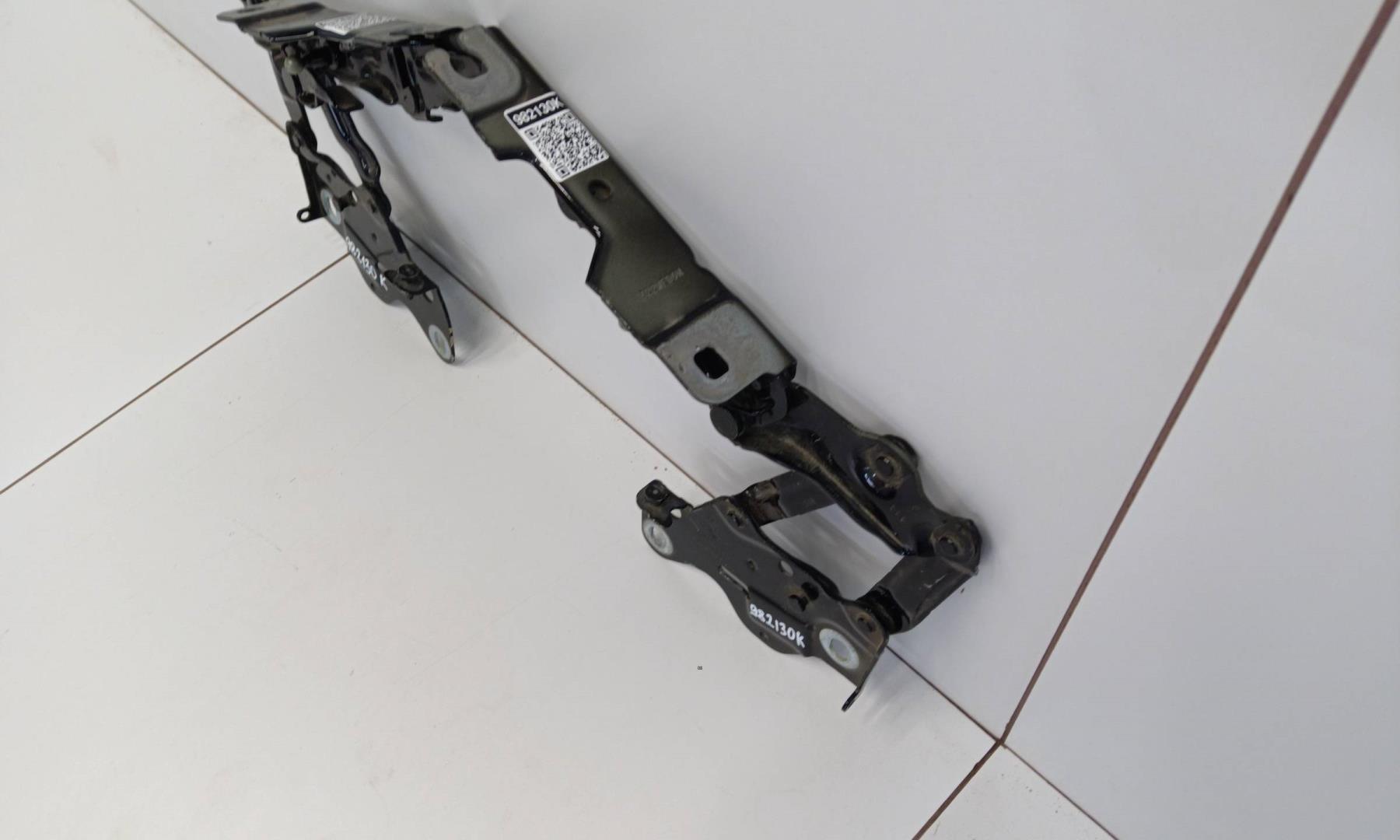 Петля капота