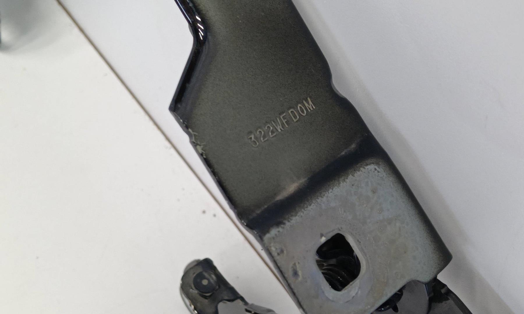 Петля капота