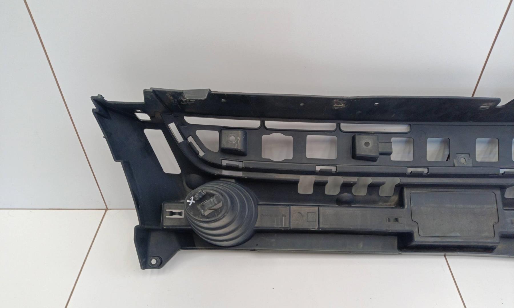 Кронштейн решетки радиатора