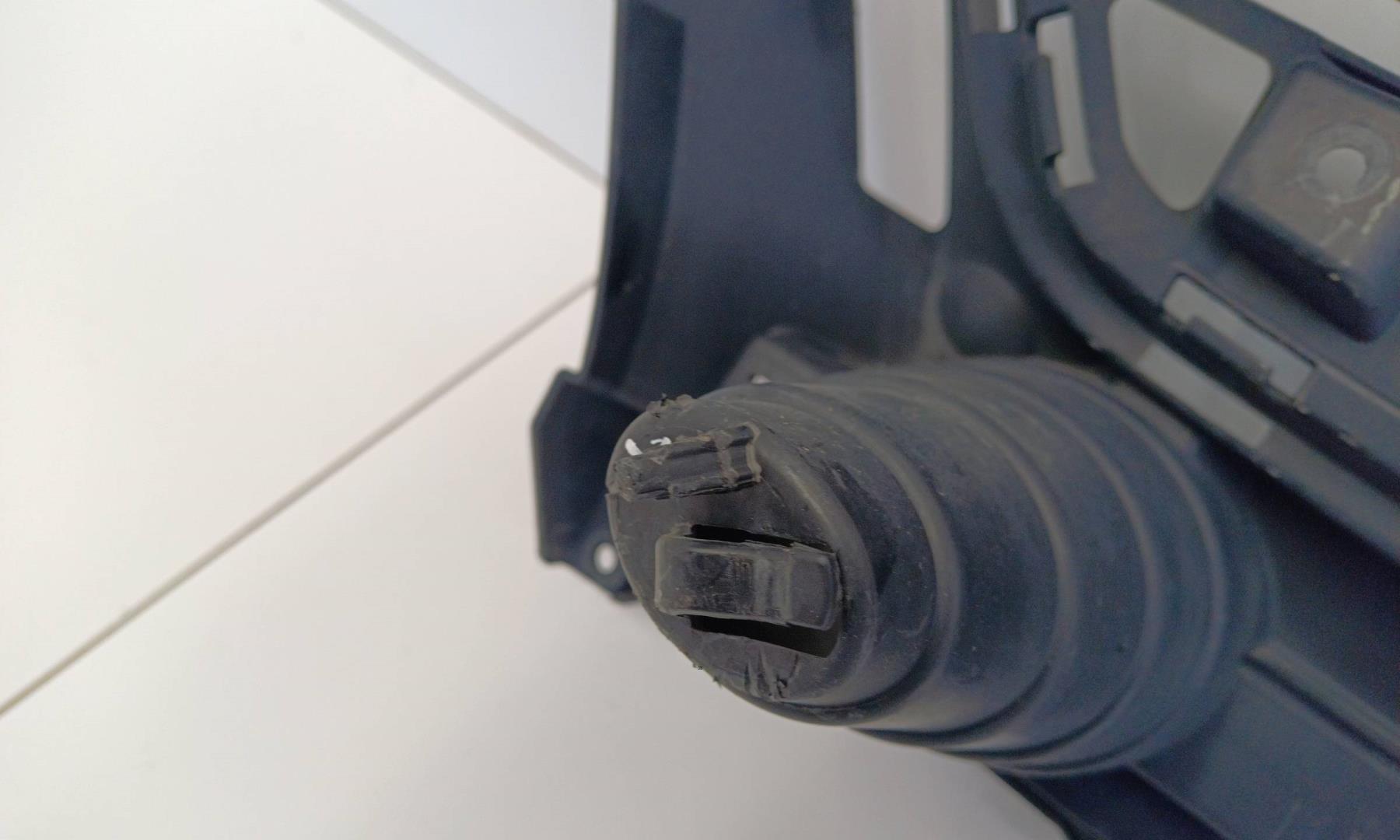 Кронштейн решетки радиатора