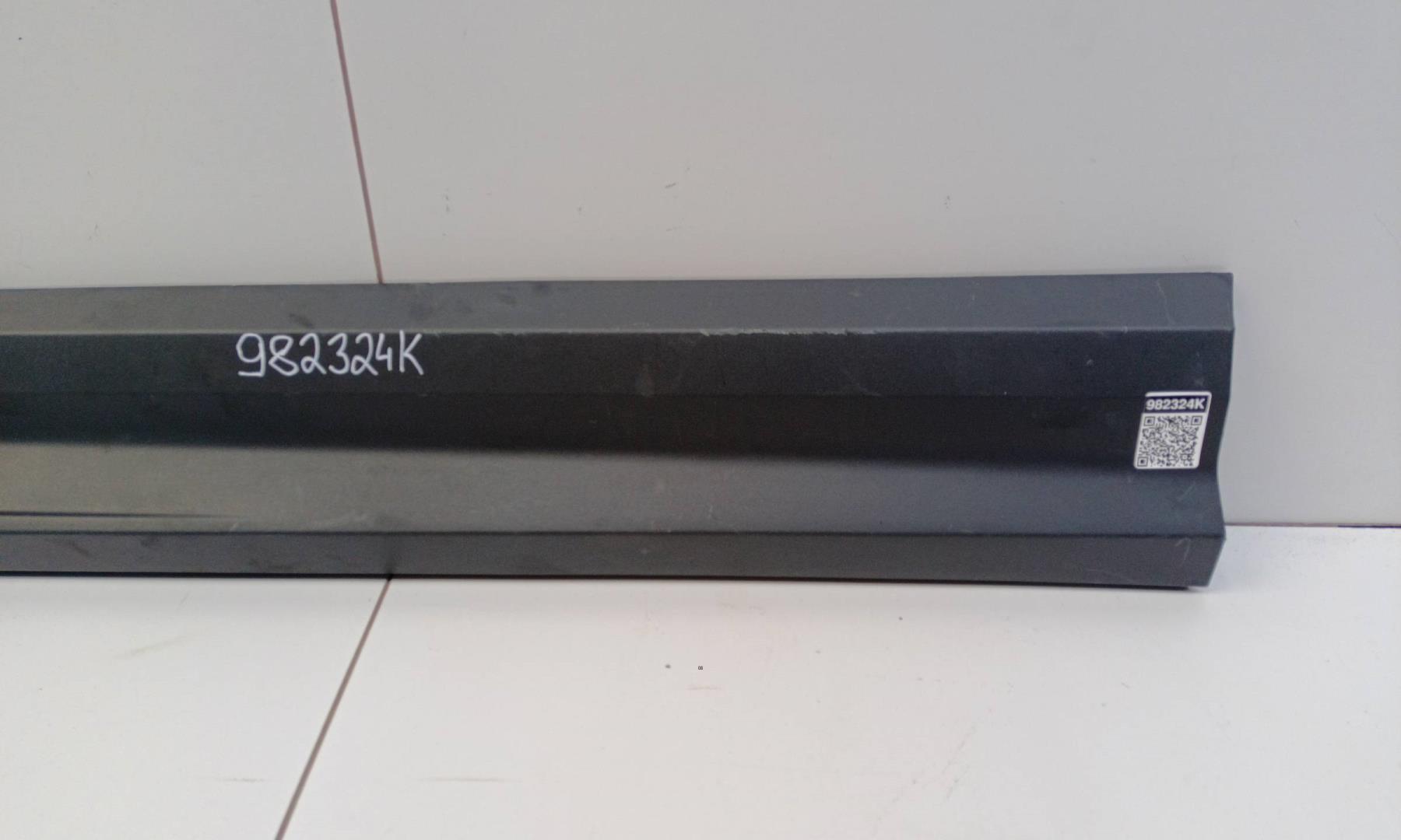 Накладка двери передней левой