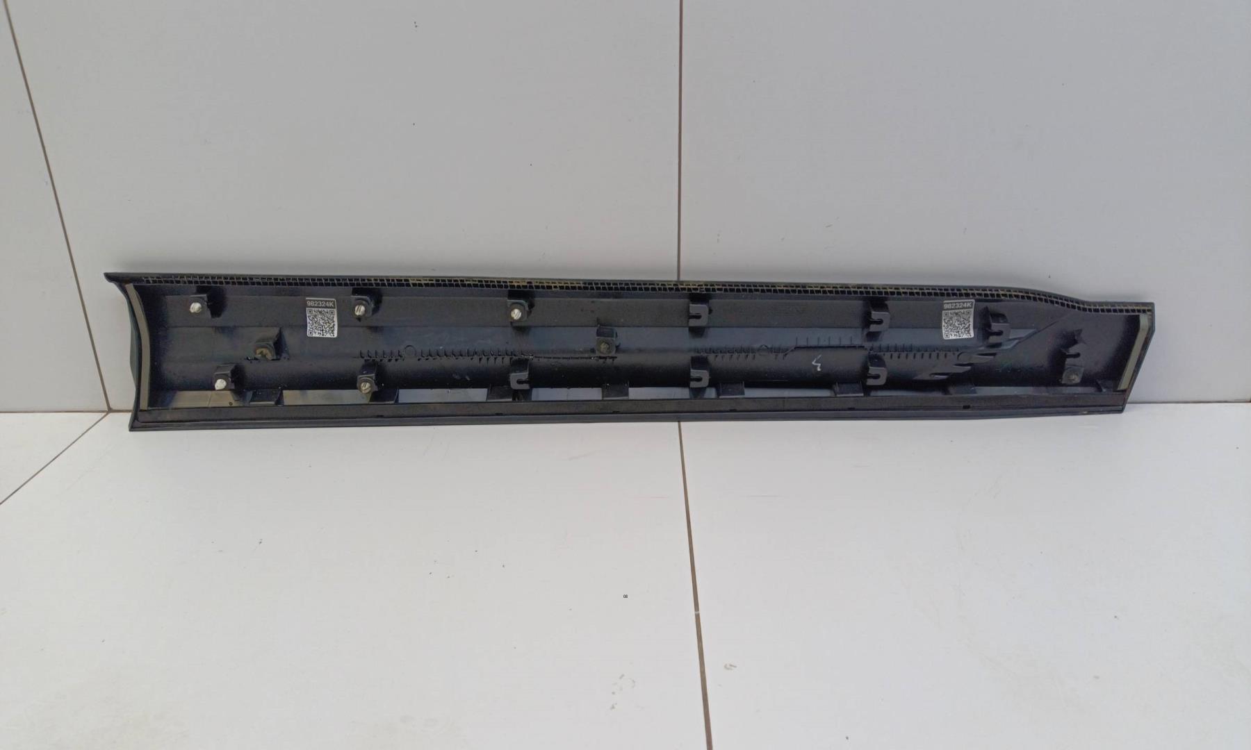 Накладка двери передней левой