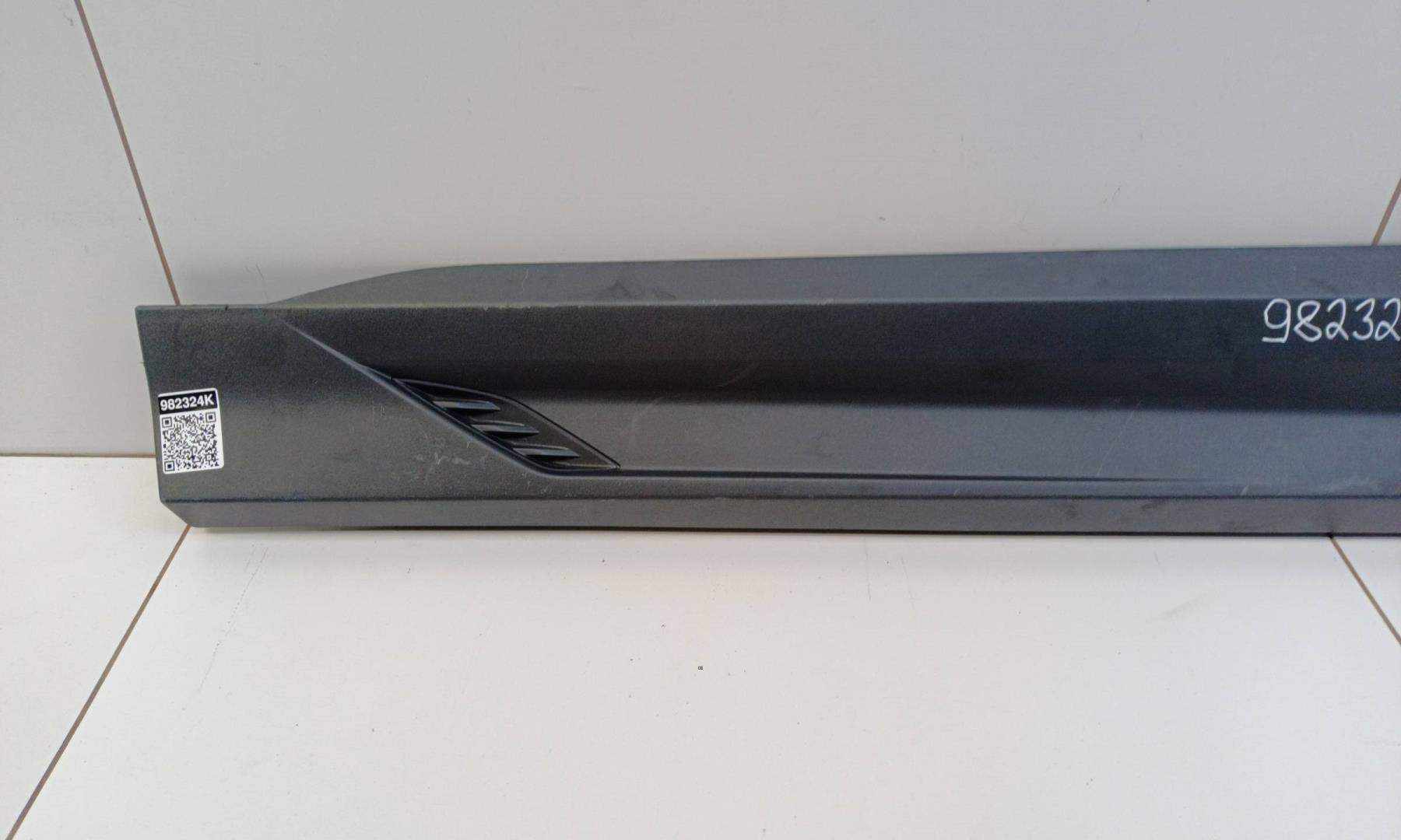 Накладка двери передней левой