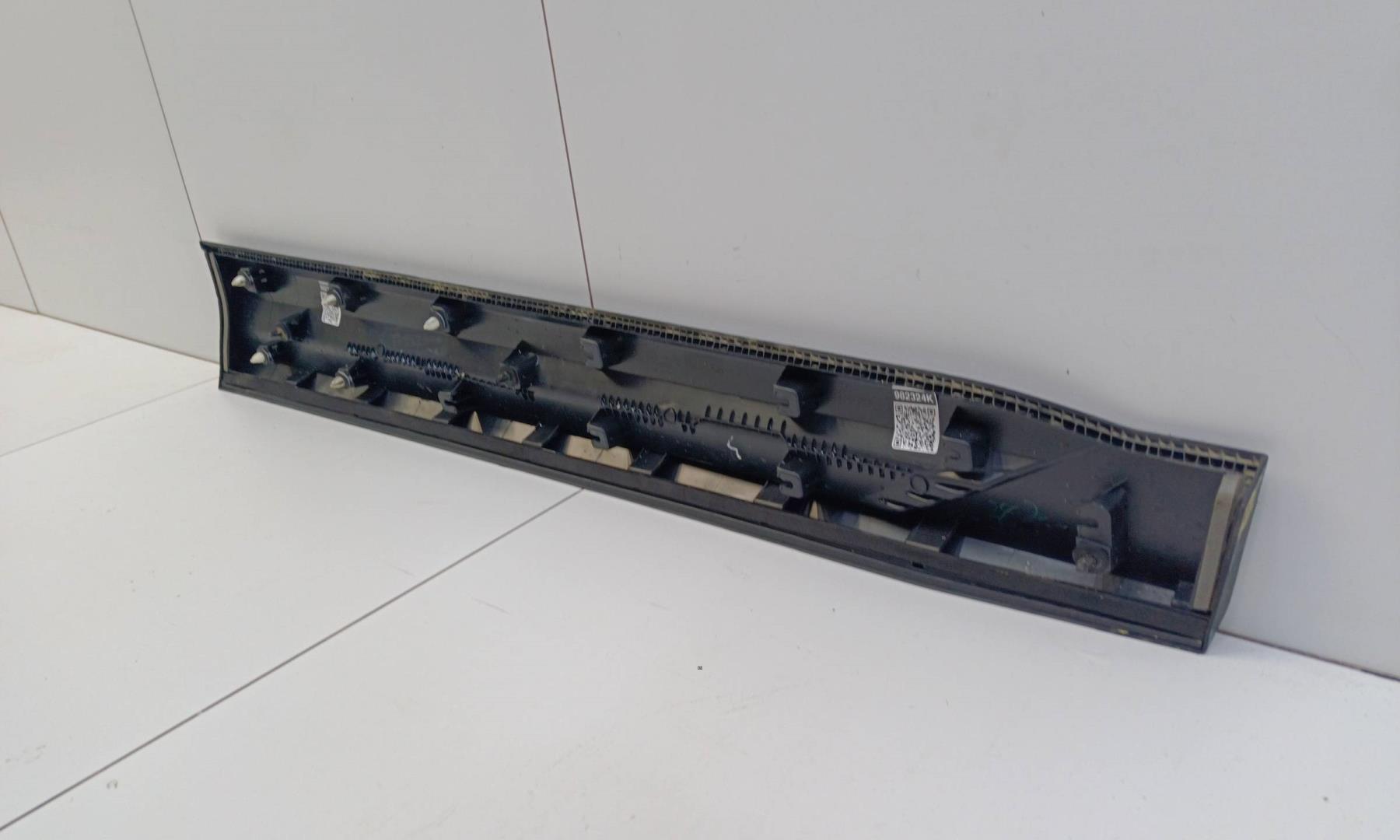 Накладка двери передней левой