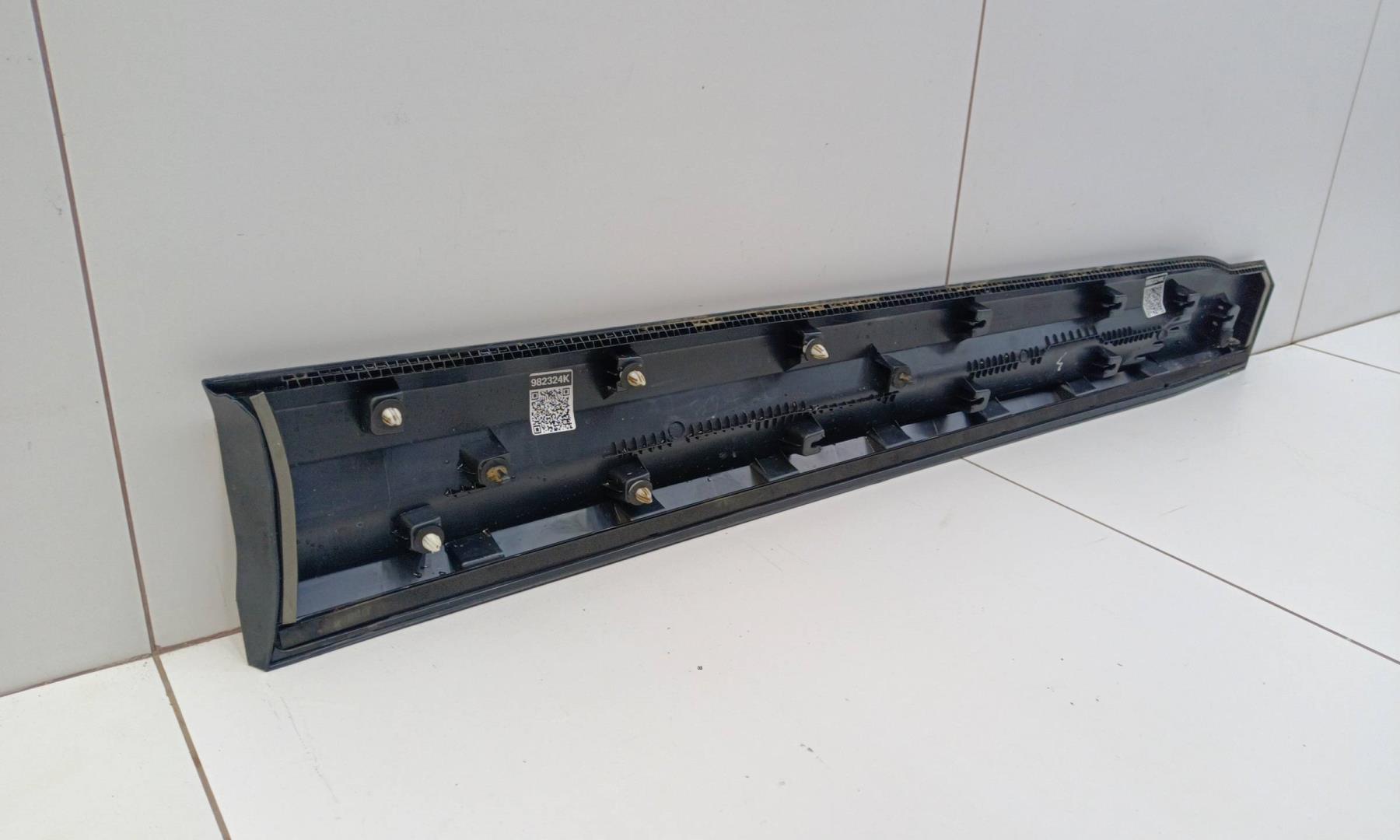 Накладка двери передней левой