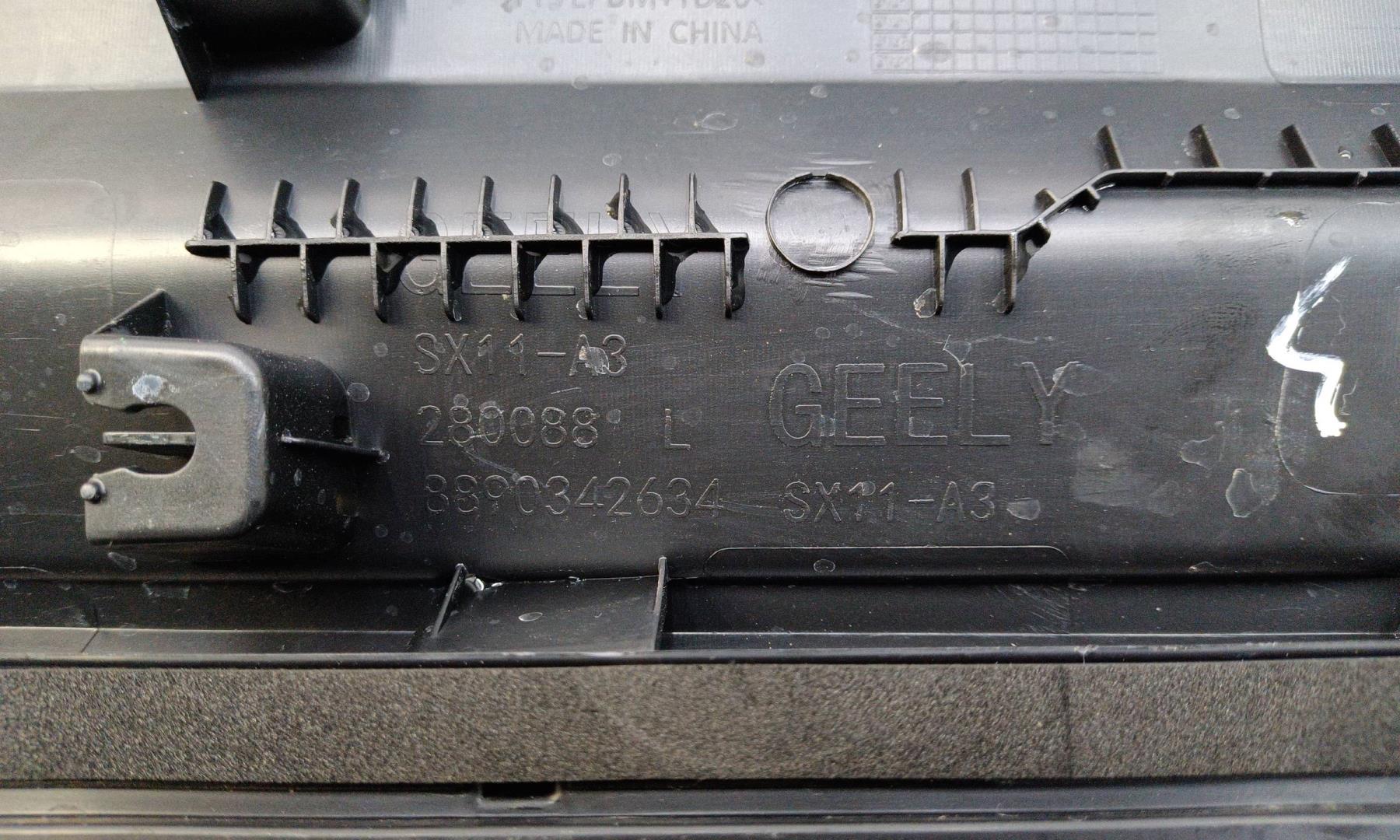 Накладка двери передней левой