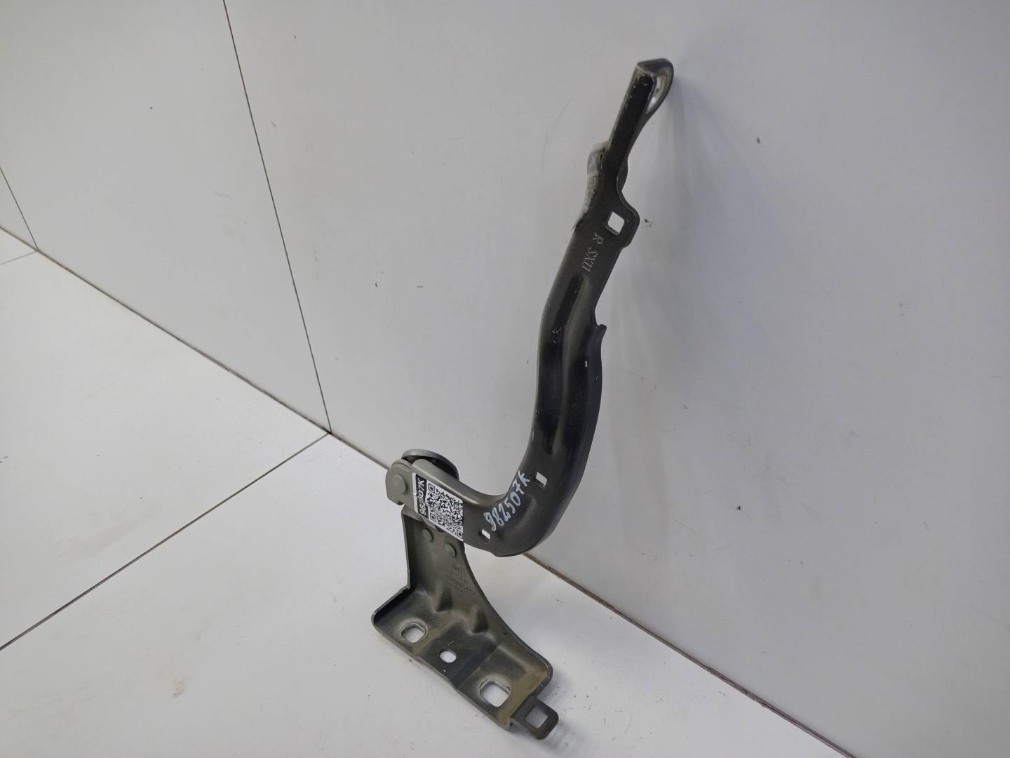 Петля капота правая