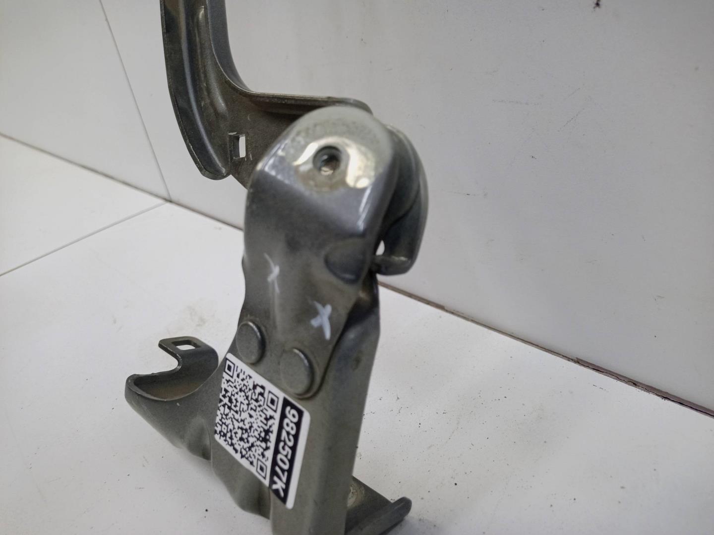 Петля капота правая