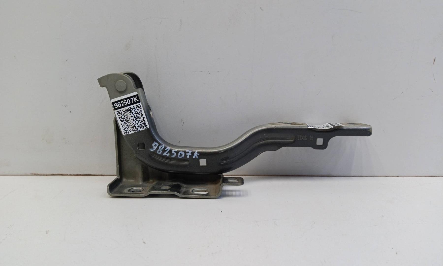 Петля капота правая