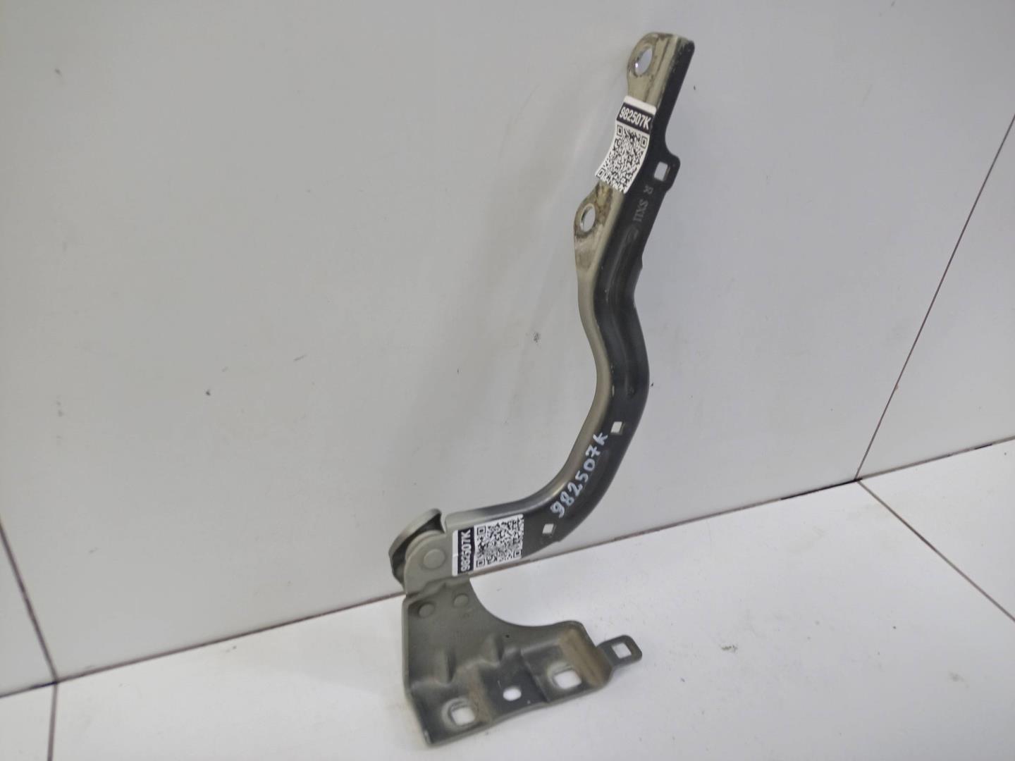 Петля капота правая