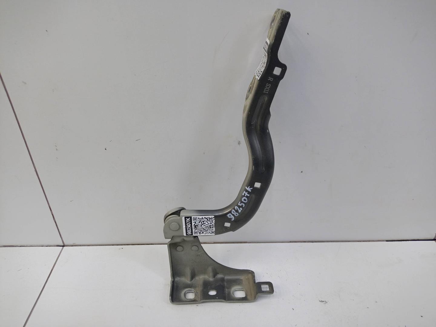 Петля капота правая