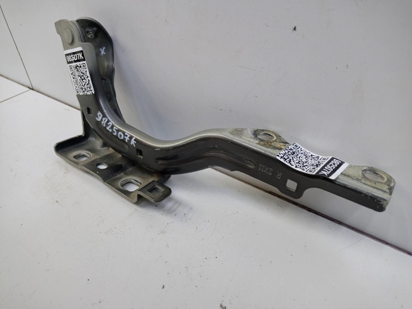 Петля капота правая