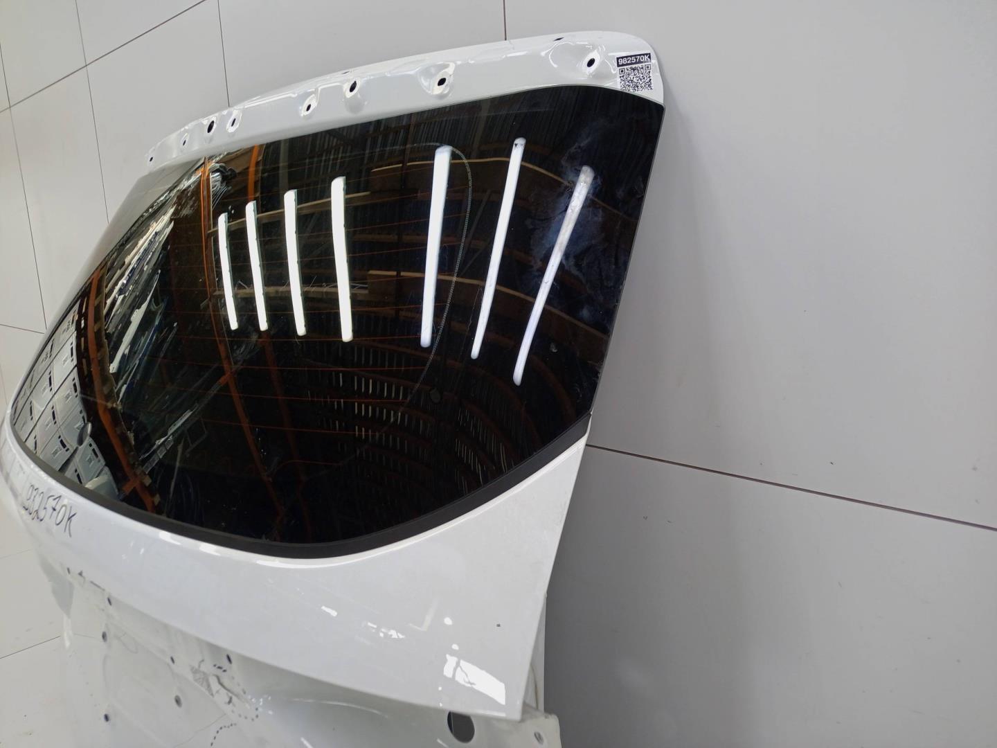 Стекло двери багажника