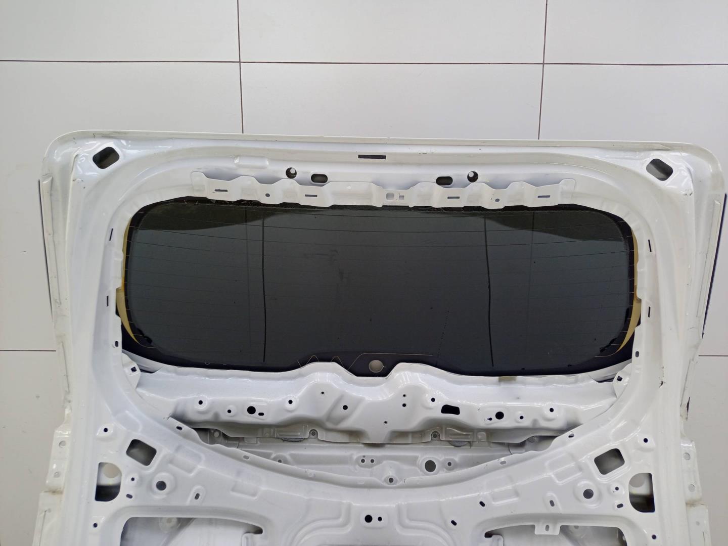 Стекло двери багажника