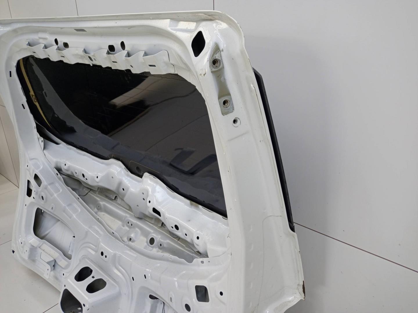 Стекло двери багажника