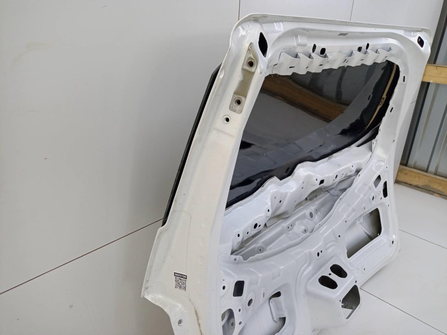 Стекло двери багажника