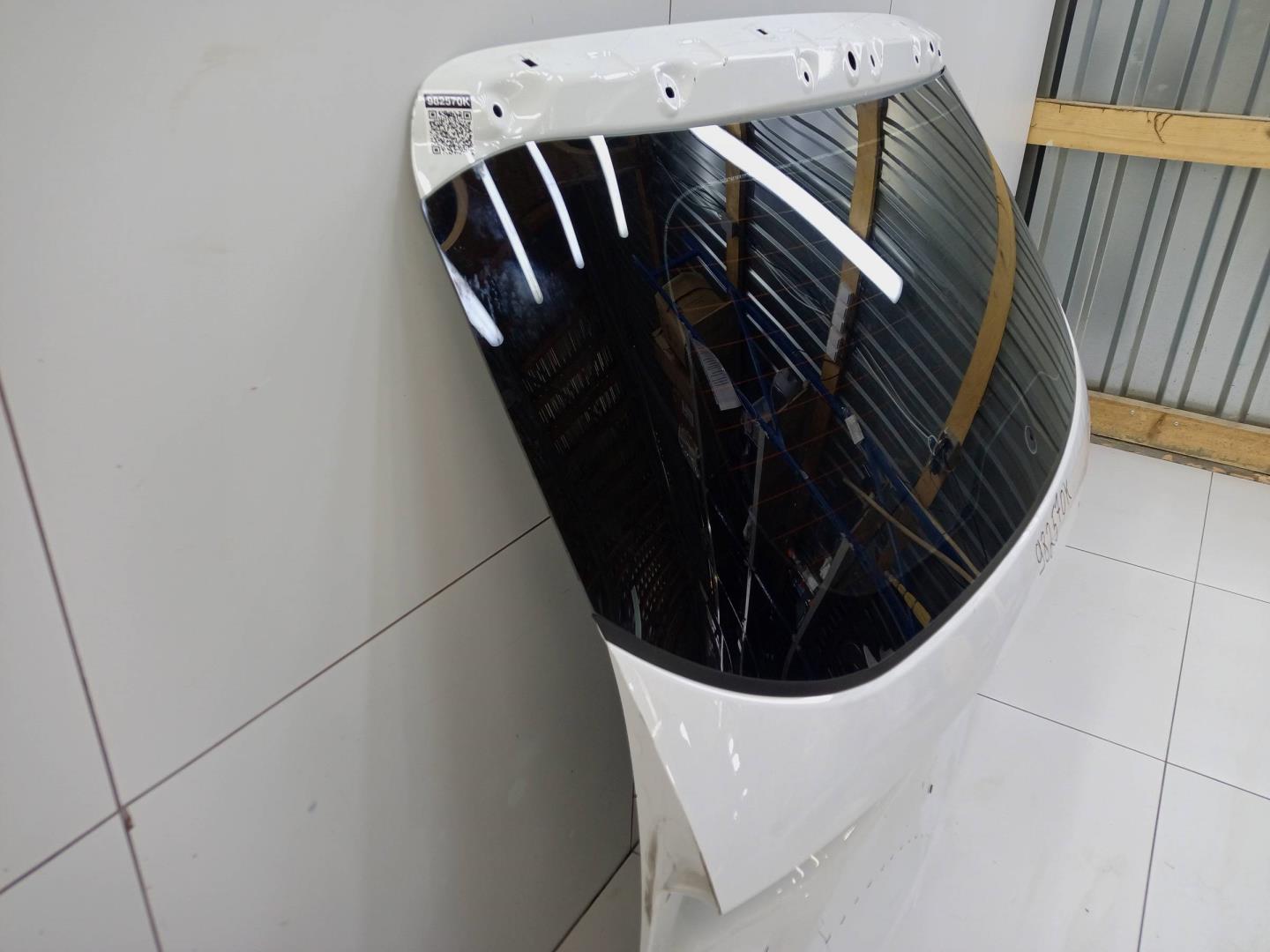 Стекло двери багажника