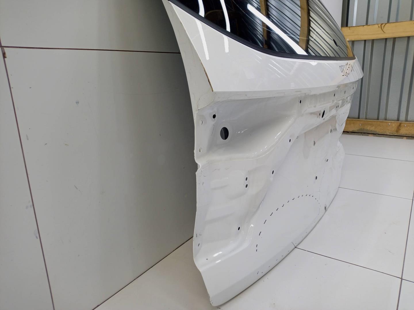 Стекло двери багажника