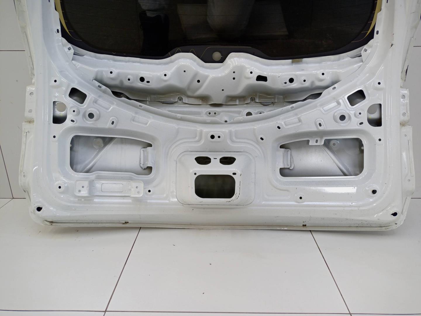 Стекло двери багажника