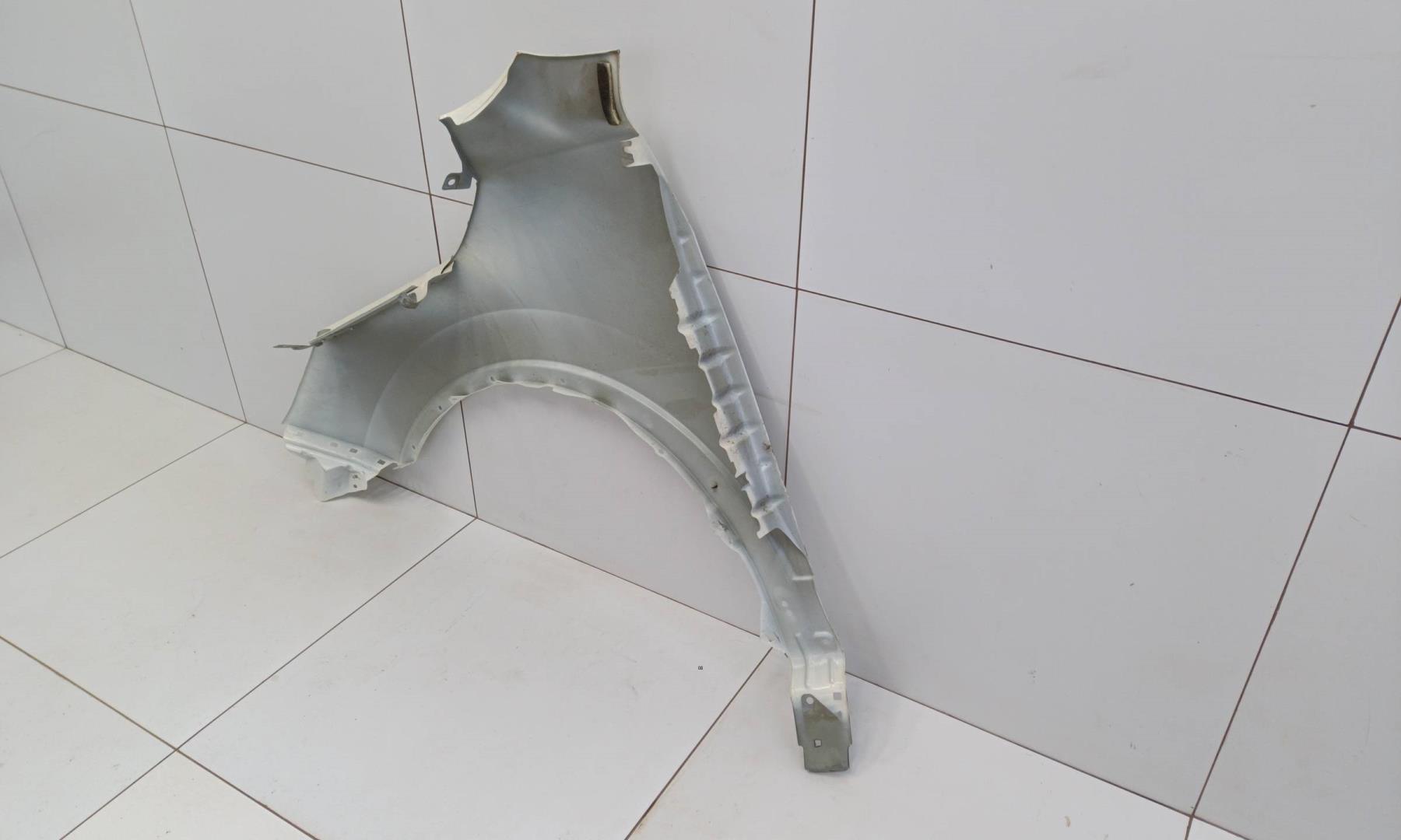 Крыло переднее правое