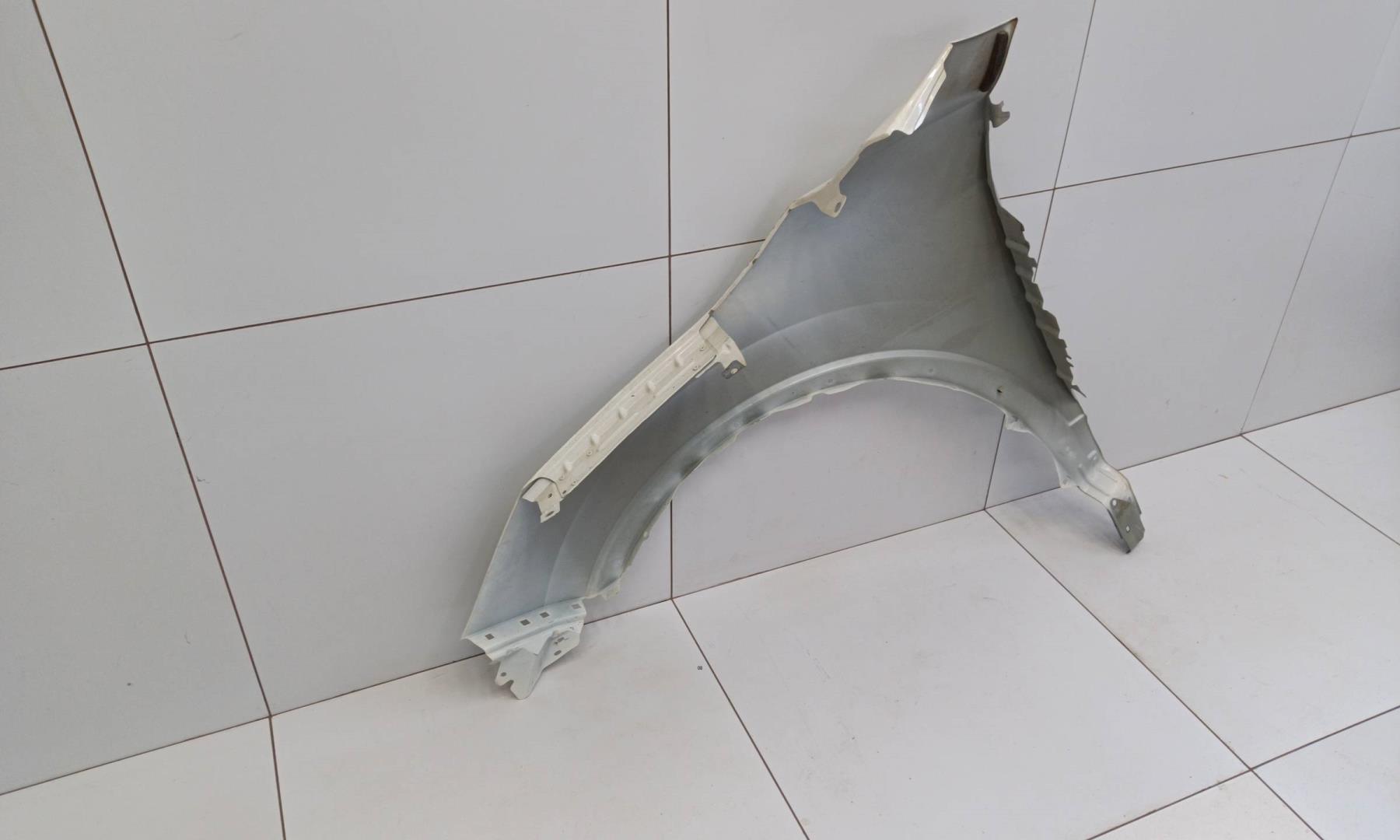 Крыло переднее правое