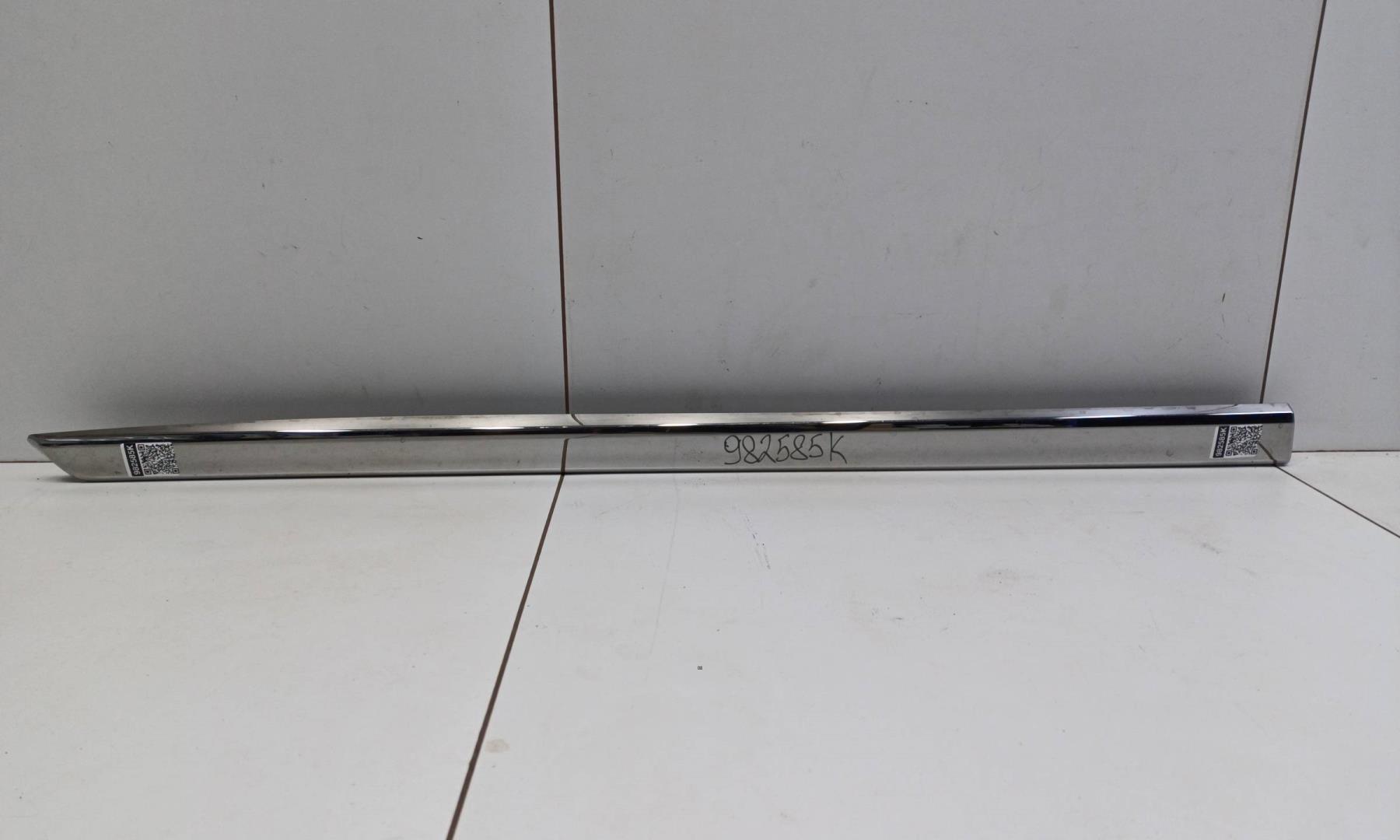 Накладка двери передней левой