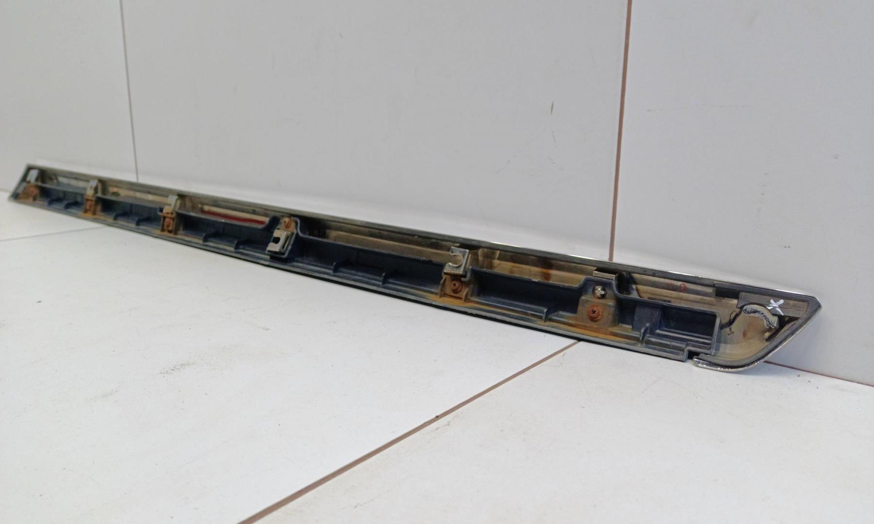 Накладка двери передней левой