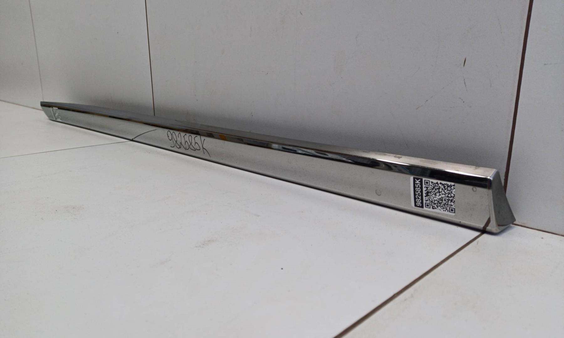 Накладка двери передней левой