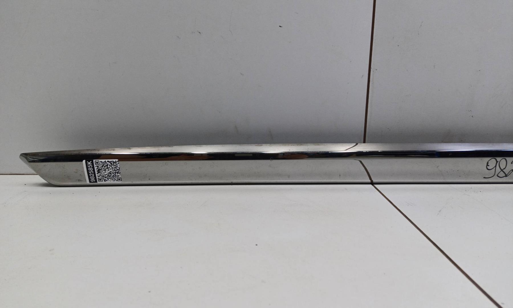 Накладка двери передней левой