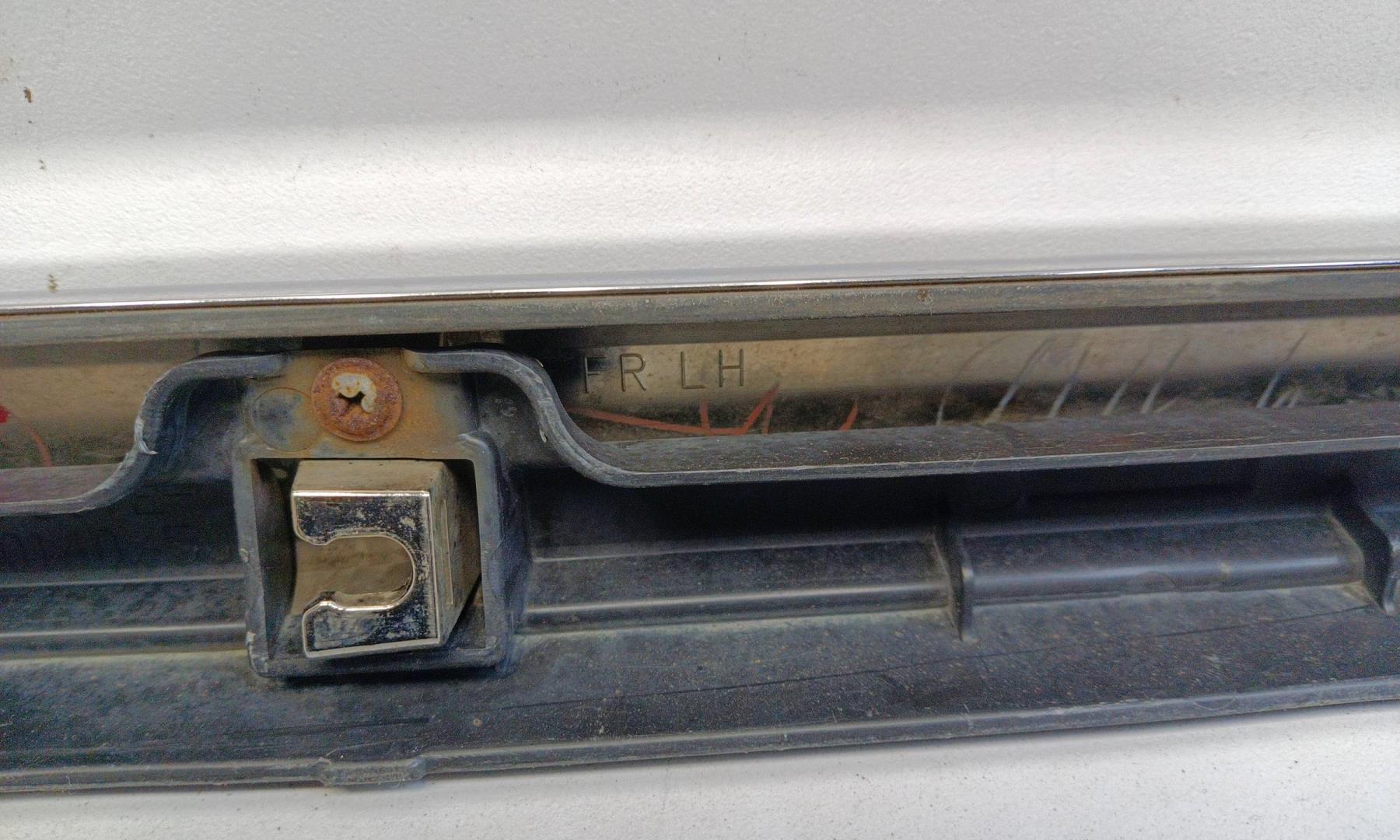 Накладка двери передней левой