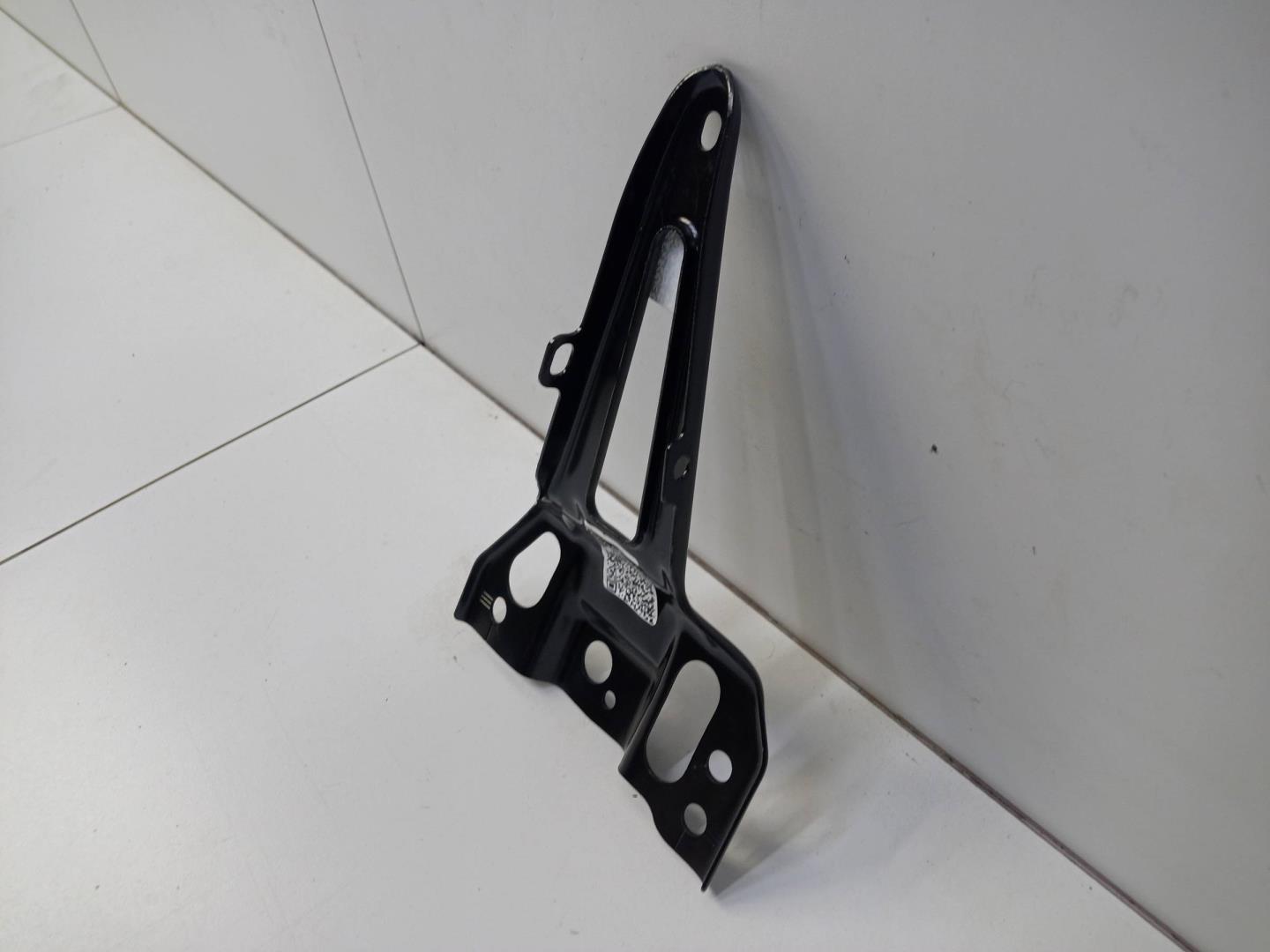 Кронштейн замка капота