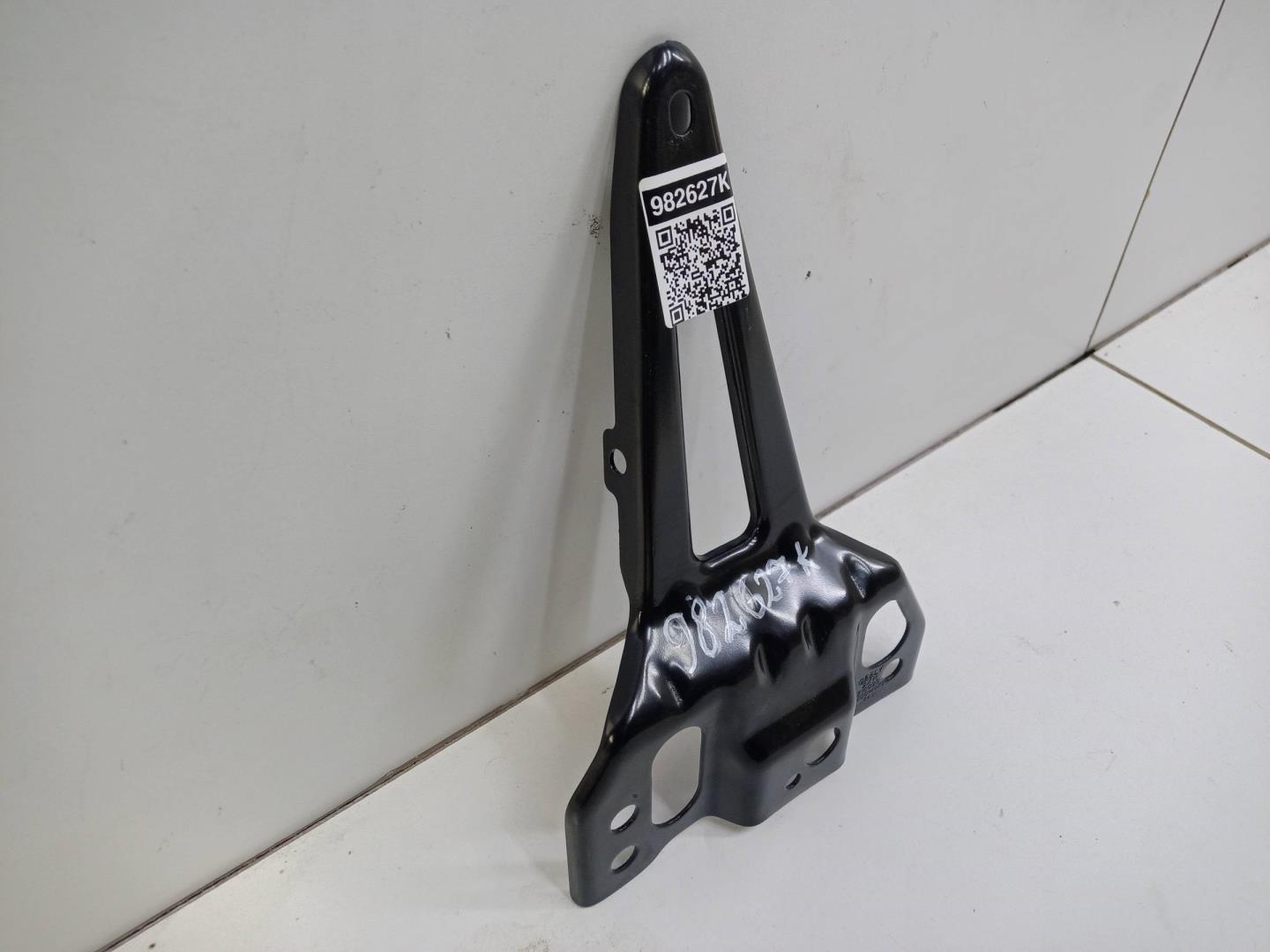 Кронштейн замка капота